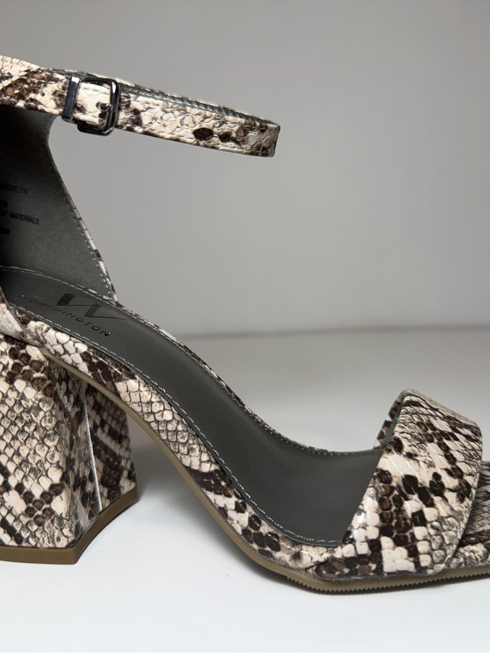 Worthington Becklyn Snakeskin Block Heel Sandals NWOT Size 6